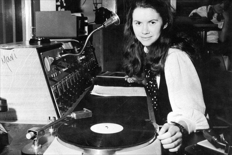 Re: CELEBRITIES IN BLOUSES 1076-re--celebrities-in-blouses.jpg