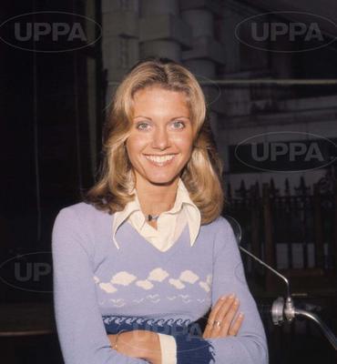 Re: CELEBRITIES IN BLOUSES 10809-re--celebrities-in-blouses.jpg