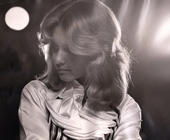 Re: CELEBRITIES IN BLOUSES 10871-re--celebrities-in-blouses.jpg