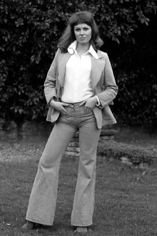 Re: CELEBRITIES IN BLOUSES 4432-re--celebrities-in-blouses.jpg