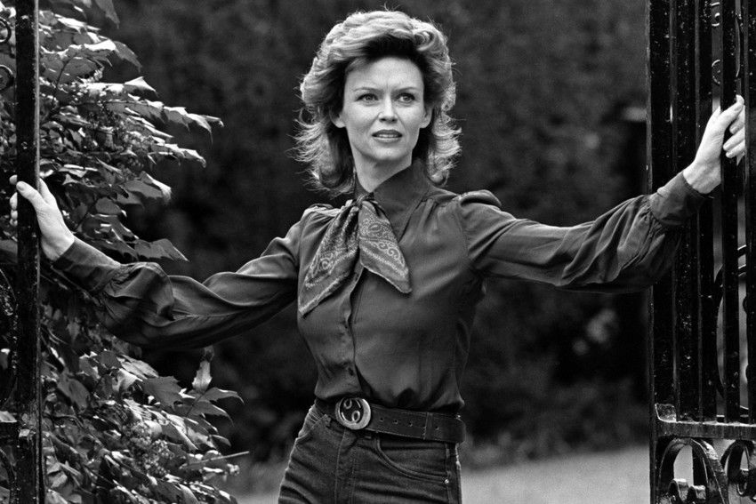 Re: CELEBRITIES IN BLOUSES 4501-re--celebrities-in-blouses.jpg