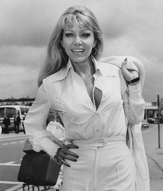 Re: CELEBRITIES IN BLOUSES 4707-re--celebrities-in-blouses.jpg