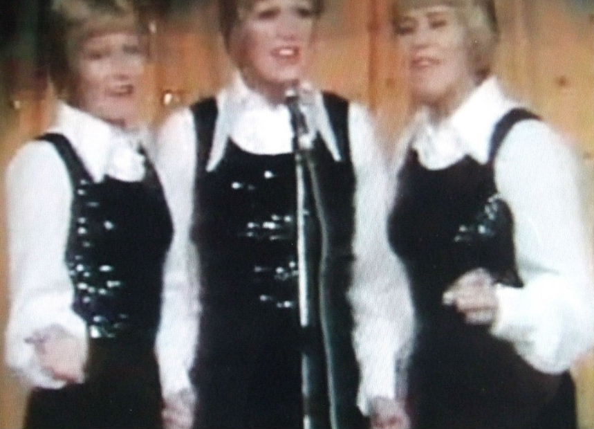 Re: CELEBRITIES IN BLOUSES 5278-re--celebrities-in-blouses.jpg