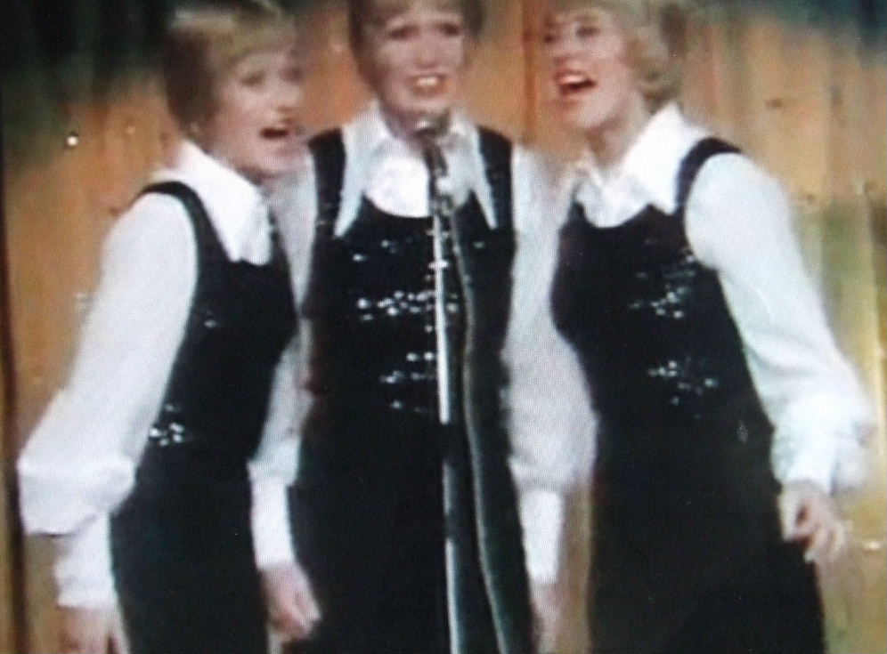 Re: CELEBRITIES IN BLOUSES 5279-re--celebrities-in-blouses.jpg