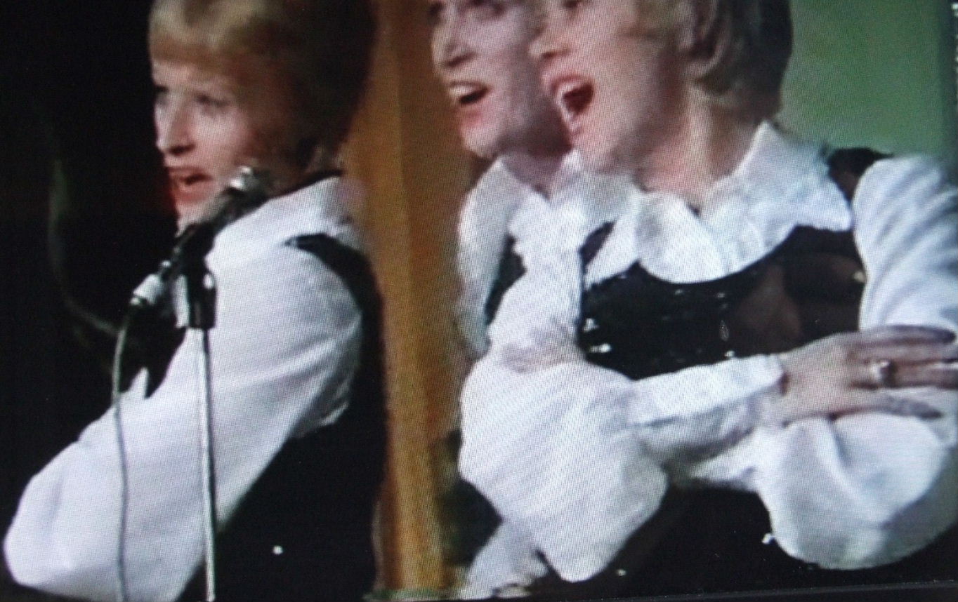 Re: CELEBRITIES IN BLOUSES 5299-re--celebrities-in-blouses.jpg