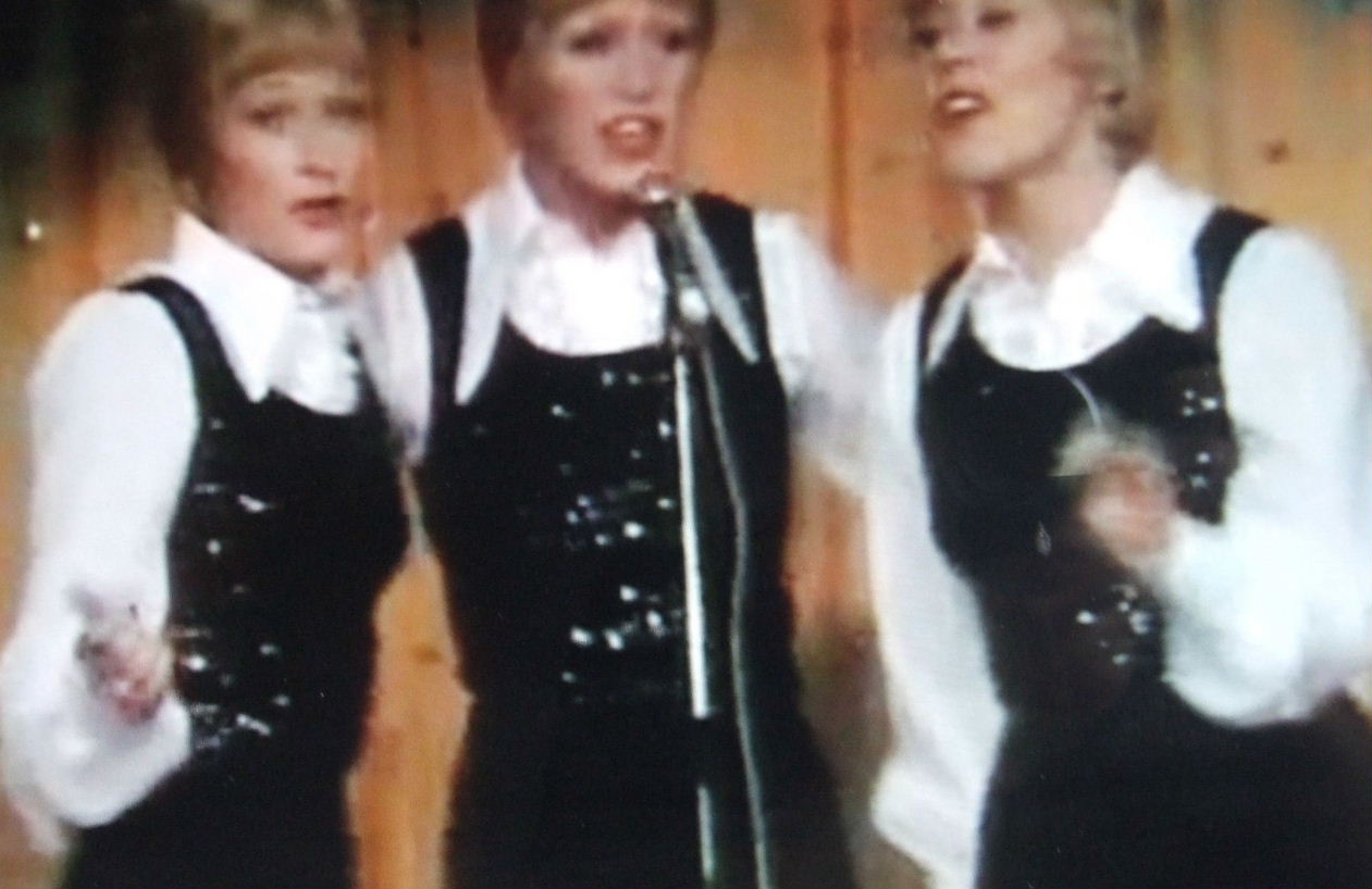 Re: CELEBRITIES IN BLOUSES 5300-re--celebrities-in-blouses.jpg