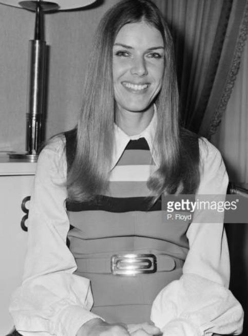 Re: CELEBRITIES IN BLOUSES 5493-re--celebrities-in-blouses.jpg