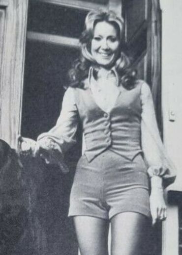 Re: CELEBRITIES IN BLOUSES 6193-re--celebrities-in-blouses.jpg