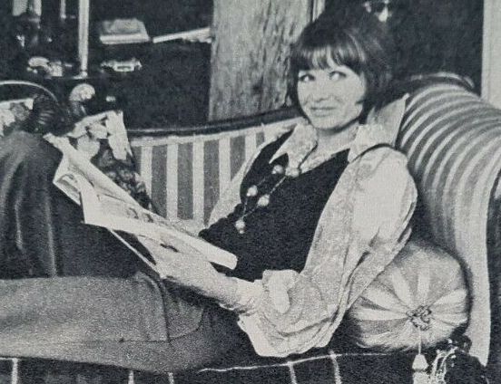 Re: CELEBRITIES IN BLOUSES 6200-re--celebrities-in-blouses.jpg