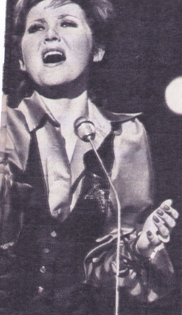 Re: CELEBRITIES IN BLOUSES 6271-re--celebrities-in-blouses.jpg