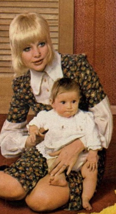 Catalogue Girls 7370-catalogue-girls.jpg