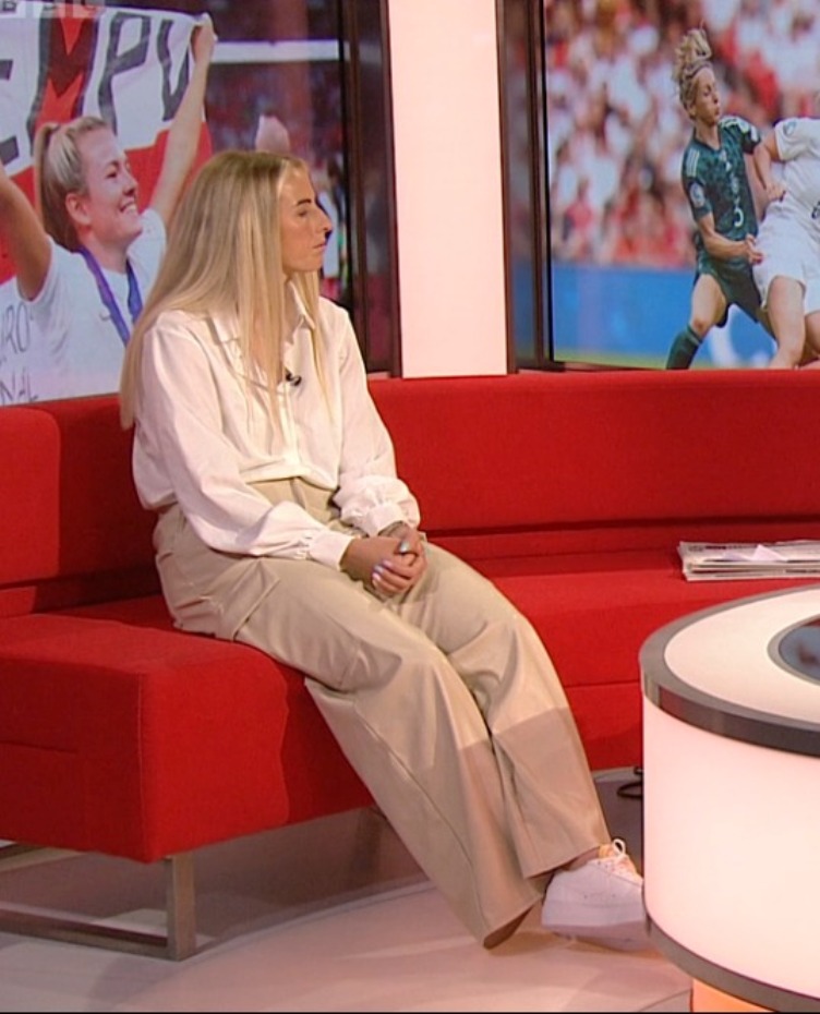 Re: CELEBRITIES IN BLOUSES 8258-re--celebrities-in-blouses.jpg