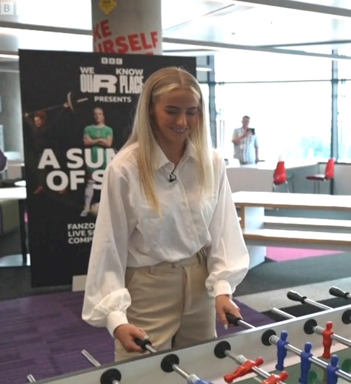 Re: CELEBRITIES IN BLOUSES 8259-re--celebrities-in-blouses.jpg