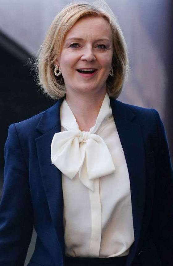 Re: CELEBRITIES IN BLOUSES 8285-re--celebrities-in-blouses.jpg