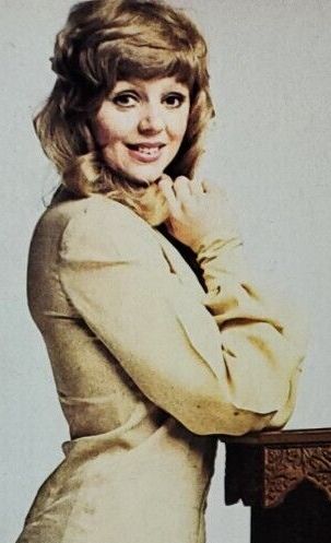 Re: CELEBRITIES IN BLOUSES 8670-re--celebrities-in-blouses.jpg