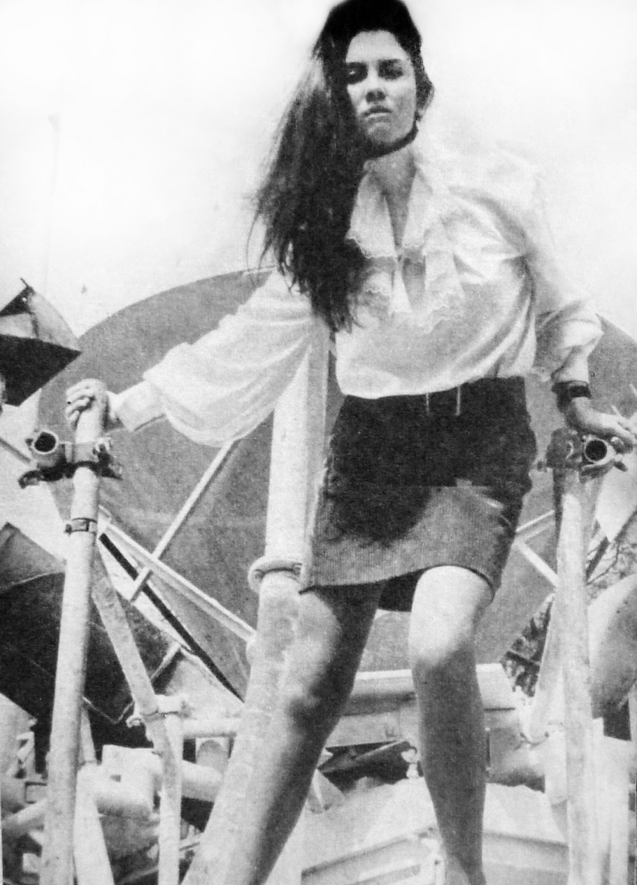 Re: CELEBRITIES IN BLOUSES 8845-re--celebrities-in-blouses.jpg