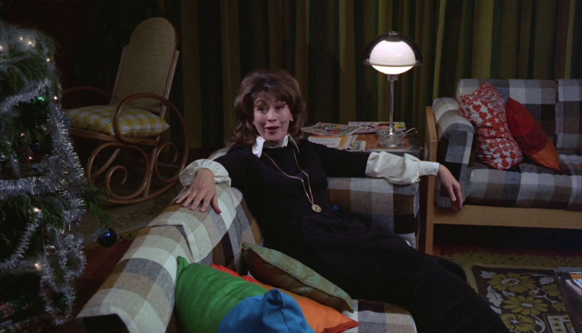 Re: CELEBRITIES IN BLOUSES 9351-re--celebrities-in-blouses.jpg