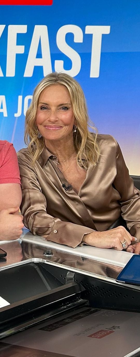 Re: CELEBRITIES IN BLOUSES 9676-re--celebrities-in-blouses.jpg